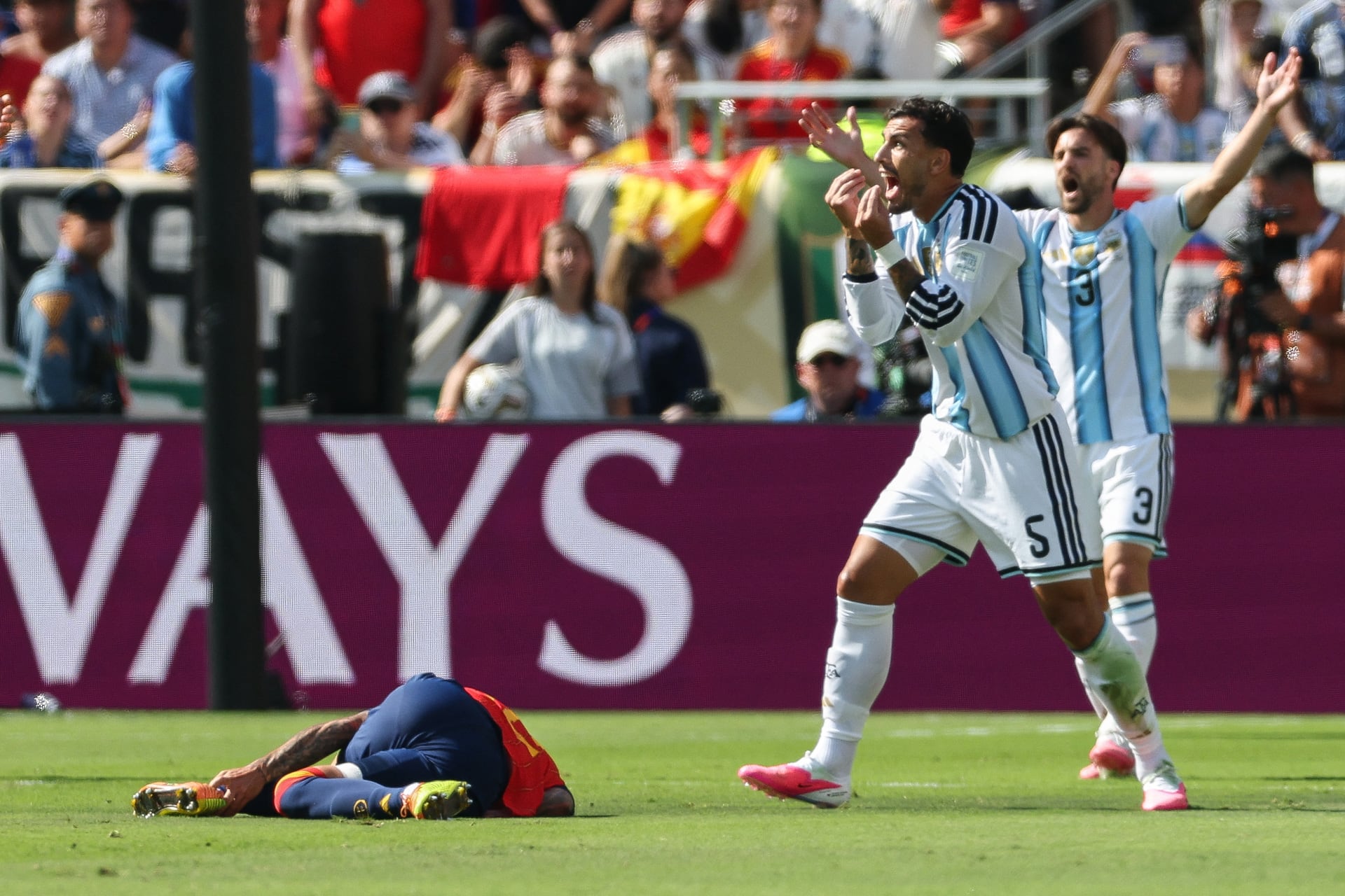 “Sinvergüenza”: la furiosa crítica de un medio inglés a Paredes luego de que pusiera en duda su continuidad en la selección argentina (Photo by PATRICIA DE MELO MOREIRA / AFP)
