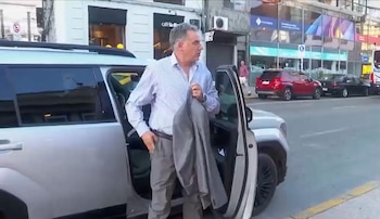 Yamandú Orsi baja de su camioneta Hyundai Santa Fe, que compró con descuento en Uruguay (Captura Telemundo/Canal 12)