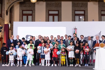 El gobierno trabaja en un proyecto a largo plazo para desarrollar la nueva generación de futbolistas en el país, a través de una serie de programas con niños y jóvenes. (Foto: Presidencia)
