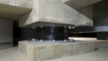 Aislador sísmico bajo la base