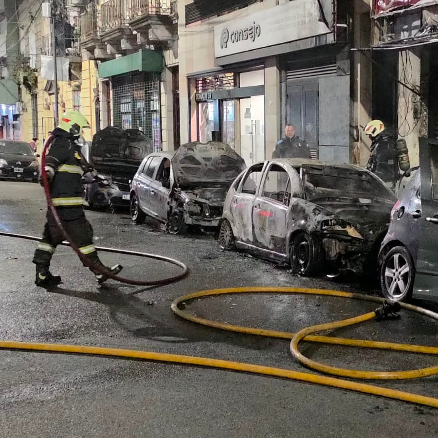 Bomberos de la Ciudad, luego de apagar el incendio en los vehículos afectados