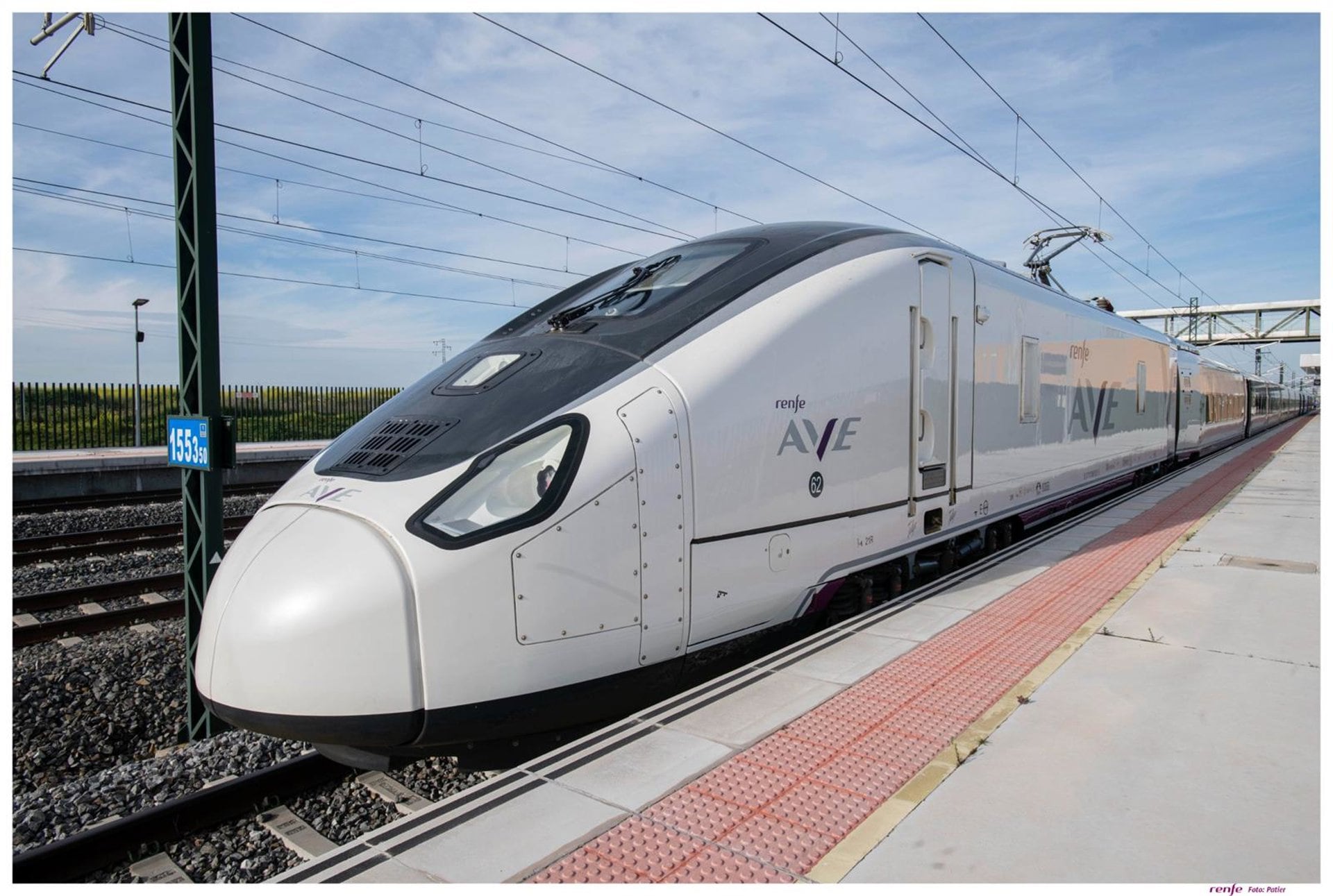 12/05/2025 Uno de los trenes AVE en una estación españolaPOLITICA GALICIA ESPAÑA EUROPA A CORUÑARENFE