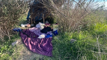 Cayeron dos integrantes de una banda narco en un descampado de Merlo: vendían droga desde una carpa y usaban “soldaditos”