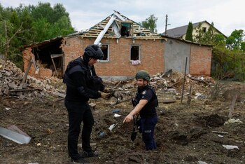 Agentes de policía inspeccionan partes de una bomba lanzada durante un ataque aéreo ruso, en medio del ataque de Rusia a Ucrania, en Járkov, Ucrania, el 18 de mayo de 2024. REUTERS/Valentyn Ogirenko