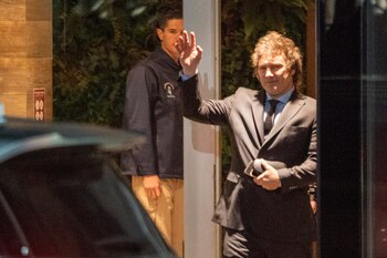 Javier Milei saluda a las