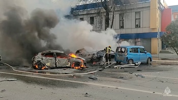 Bomberos extinguen vehículos en llamas después de un ataque en Belgorod, Rusia, el pasado 30 de diciembre. (Canal de Telegram del Ministerio de Situaciones de Emergencia de Rusia via AP)