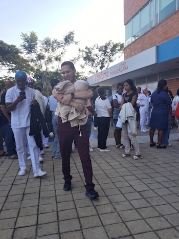 El pediatra Germán Somoyar cargó a recién nacidos durante la evacuación de la clínica en medio del terremoto en Colombia - crédito @ReporteYa/X