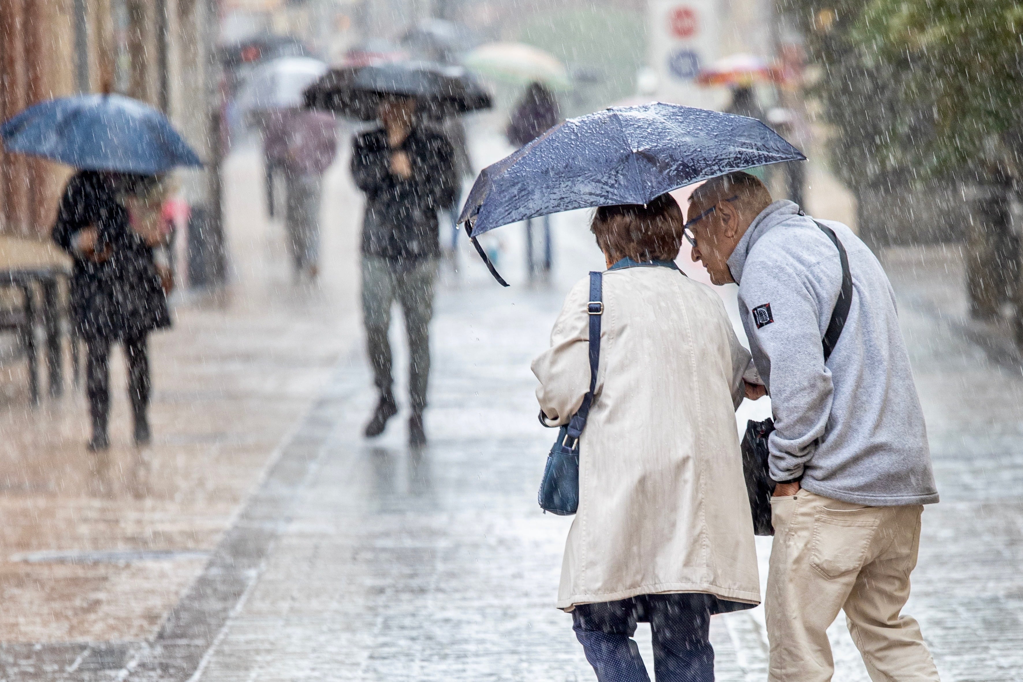 El SMN mantiene la vigilancia y recomienda informarse a través de canales oficiales y tomar precauciones para evitar accidentes y daños - EFE/ Raquel Manzanares