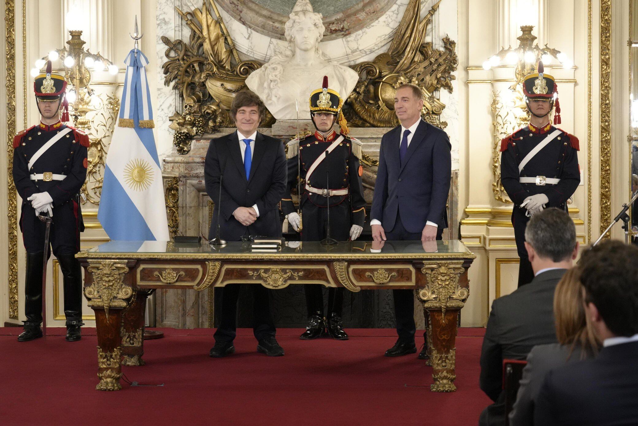 El presidente Javier Milei le tomó juramento a Diego Santilli ayer en el Salón Blanco de la Casa Rosada