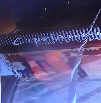 Los rugbiers en la puerta