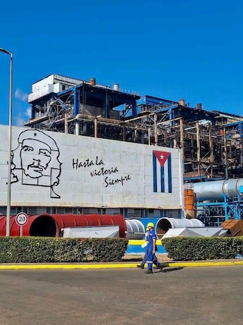 Un fuego en la planta Ernesto Guevara de la Serna este viernes rompió todos los récords de afectación energética en la isla, con ocho generadoras adicionales fuera de servicio y una demanda casi cuatro veces superior a la capacidad disponible