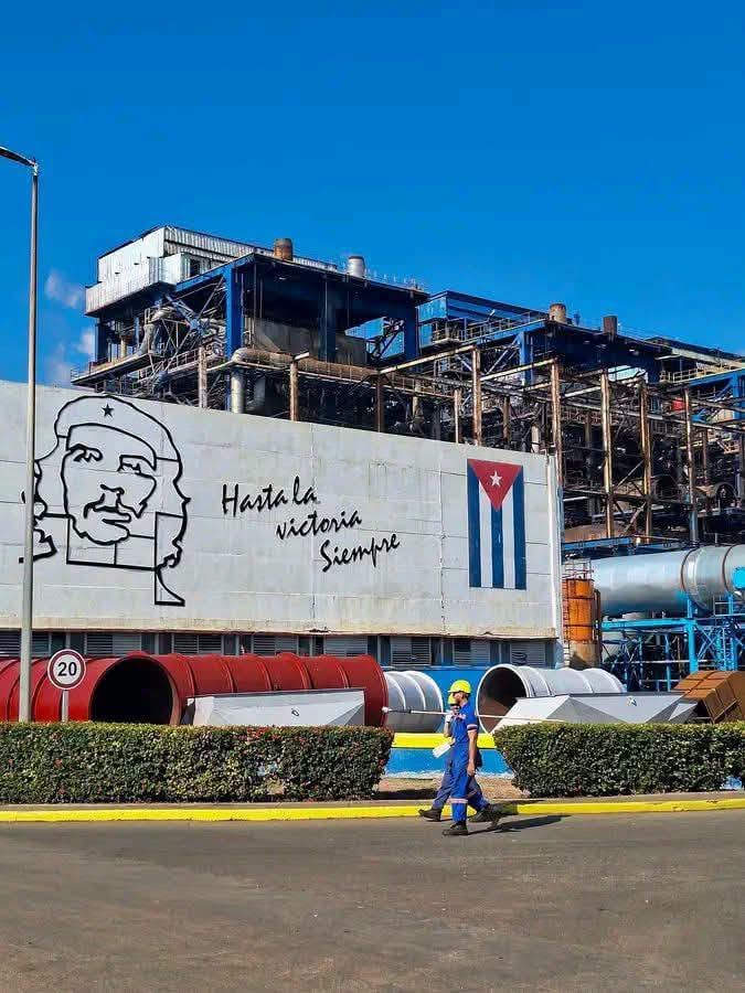 Un fuego en la planta Ernesto Guevara de la Serna este viernes rompió todos los récords de afectación energética en la isla, con ocho generadoras adicionales fuera de servicio y una demanda casi cuatro veces superior a la capacidad disponible