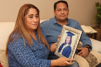 Familiares de la víctima esperan