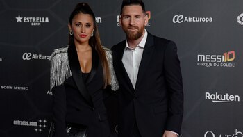 Esmoquin negro y hombreras de