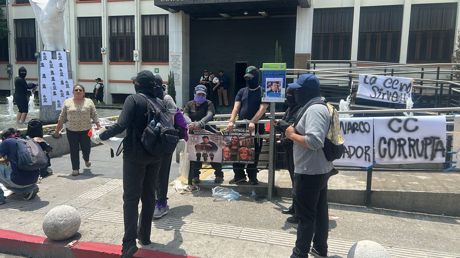 La protesta frente a la Corte de Constitucionalidad cumplió cinco días de plantón contra la reelección de Walter Mazariegos en la USAC. (Cortesía: Procurador de los Derechos Humanos)