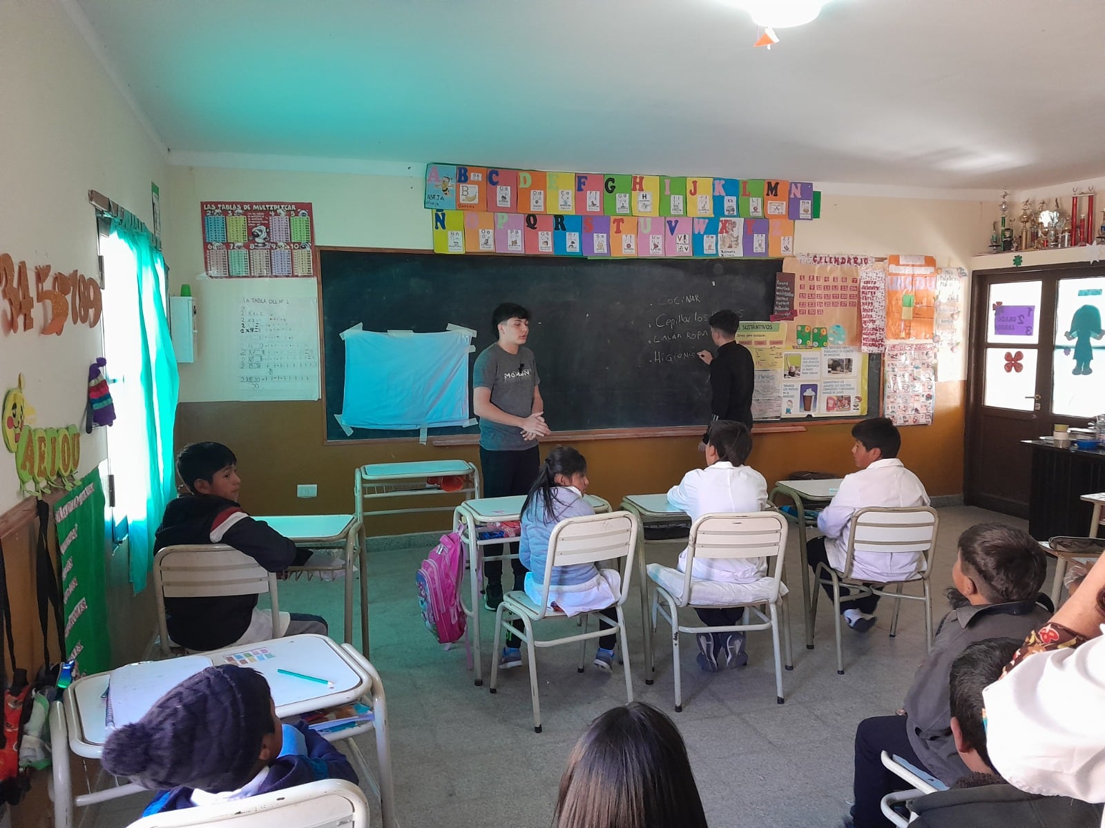 Los estudiantes de la Escuela Técnica N° 3 “María Sánchez de Thompson”, de Palermo, desarrollaron un kit tecnológico que permite analizar la potabilidad del agua y lo llevaron a una escuela rural de Campo La Paz, en Salta.