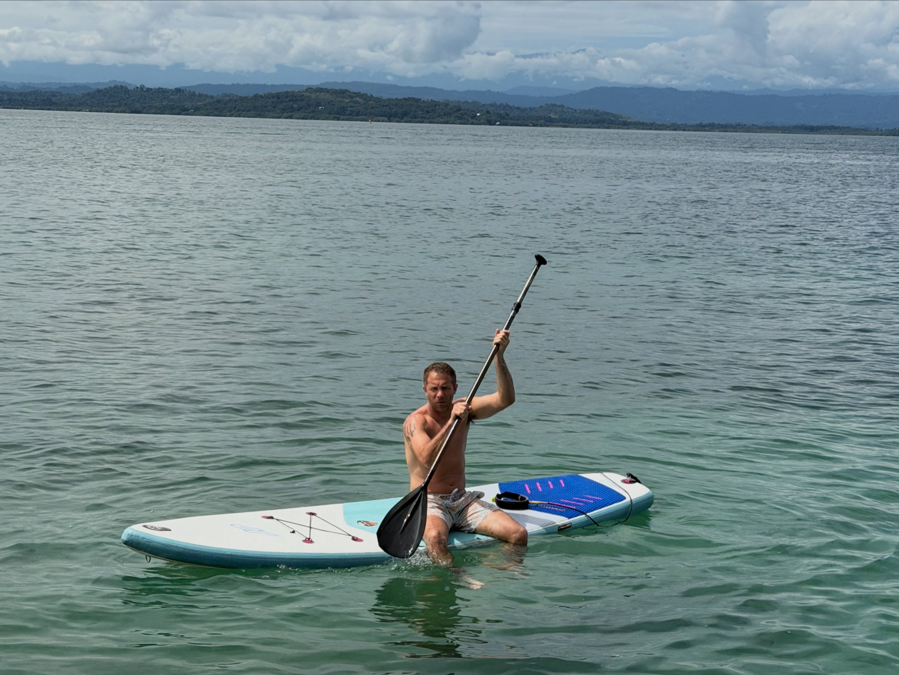 Nico se animó a probar el paddle surf