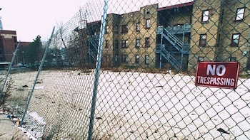 Un lote baldío bordeado de