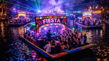 Sedema prohíbe fiestas nocturnas en trajineras de Xochimilco por falta de permisos