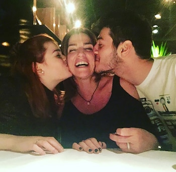 Débora junto a sus hijos,