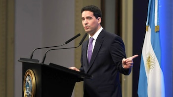Adrián Ravier señala la pantalla durante la rueda de prensa (Presidencia)