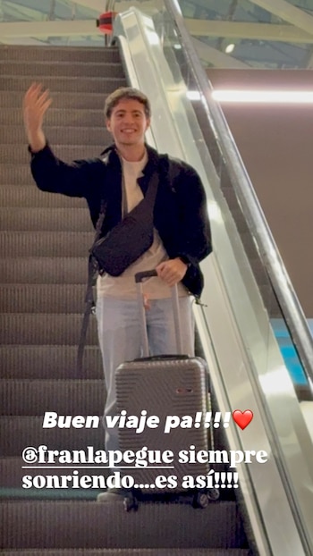 La familia Lapegüe despide a Franc, antes de viajar para estudiar en Harvard