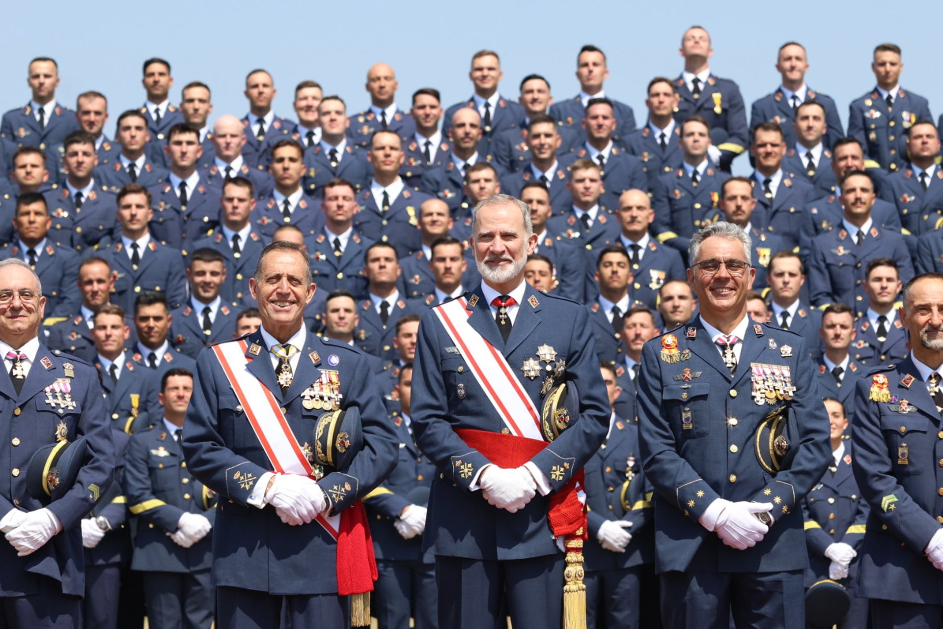 07/07/2026 El Rey Felipe VI durante la entrega de los Reales Despachos a los nuevos sargentos del Ejército del Aire y del Espacio, en la Academia Básica del Aire y del Espacio (ABA), a 7 de julio de 2026, en León, Castilla y León (España). La misión de la Academia Básica del Aire (ABA) es formar a sus alumnos en los principios constitucionales y en las características de las Fuerzas Armadas, así como capacitarles profesionalmente y habilitarles para adecuar permanentemente sus conocimientos al desarrollo de la ciencia y técnica en orden al cumplimiento de los fines asignados al Ejército del Aire.
SOCIEDAD
Fernando Otero - Europa Press