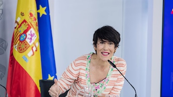 Elma Saiz expresa su "solidaridad y apoyo" a Begoña Gómez y dice que la razón "se acabará imponiendo"