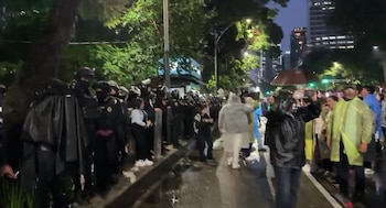 Policías y trabajadores del IMSS se vuelven a enfrentar en Paseo de la Reforma .