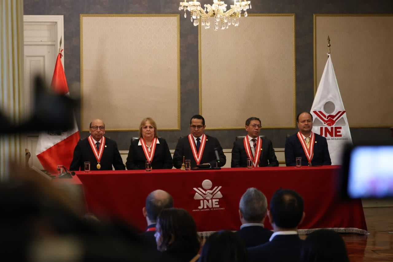 Miembros del Jurado Nacional de Elecciones (JNE) proclaman los resultados oficiales de la primera vuelta de las Elecciones 2026 en una ceremonia formal ante el público. (Infobae Perú)
