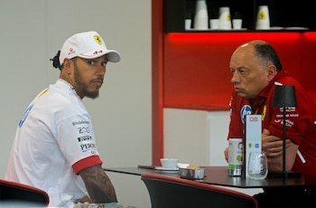 Lewis Hamilton y el jefe del equipo, Frederic Vasseur (REUTERS/Brian Snyder)