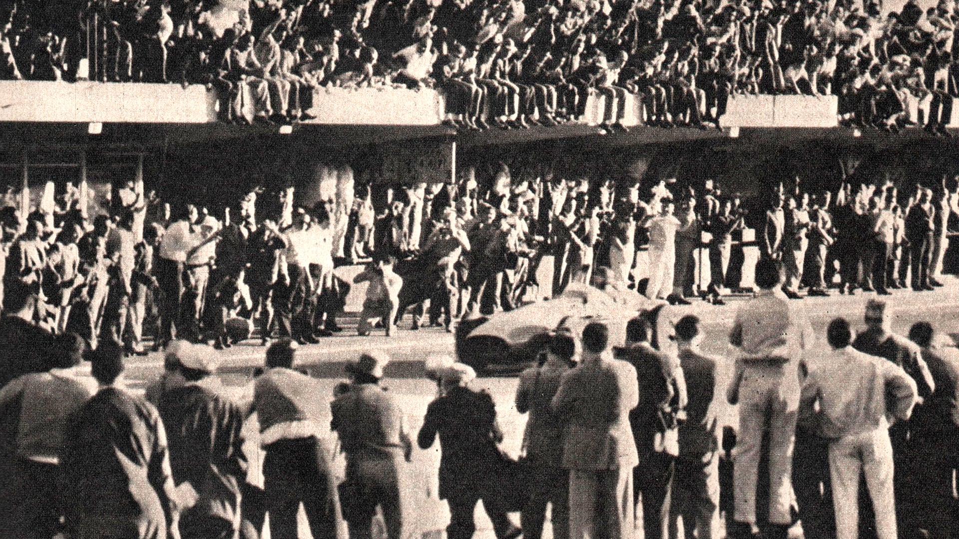 La última victoria de Juan Manuel Fangio en la Argentina. Fue en 1957 a bordo de una Maserati y con un Autódromo de Buenos Aires Oscar y Juan Gálvez colmado de público, algo frecuente en cada visita de la F1 (Archivo CORSA)