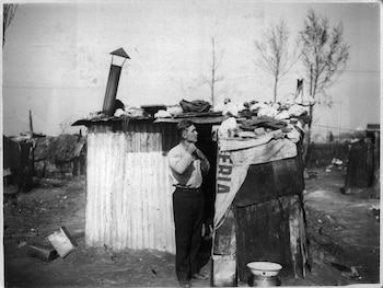 Un joven se arregla afuera