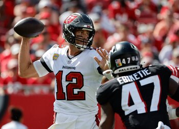 El mariscal de campo de los Tampa Bay Buccaneers, Tom Brady (12), lanza el balón contra los Atlanta Falcons durante la segunda mitad en el Estadio Raymond James. Obligatorio. (Foto: Kim Klement-USA TODAY Sports)