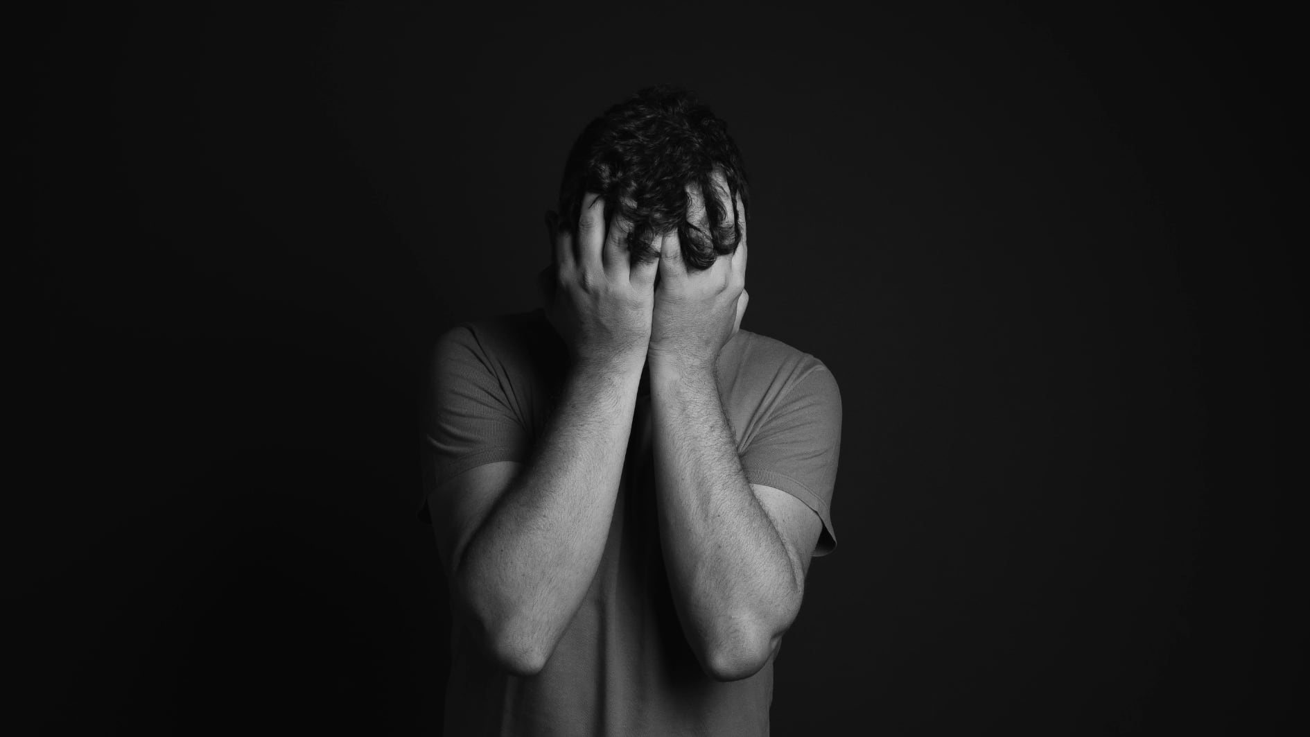 Recuerde que a veces solo con escucha se puede ayudar a que la persona afectada pueda liberarse y desahogar en algo los problemas que rondan su cabeza - crédito Pexels