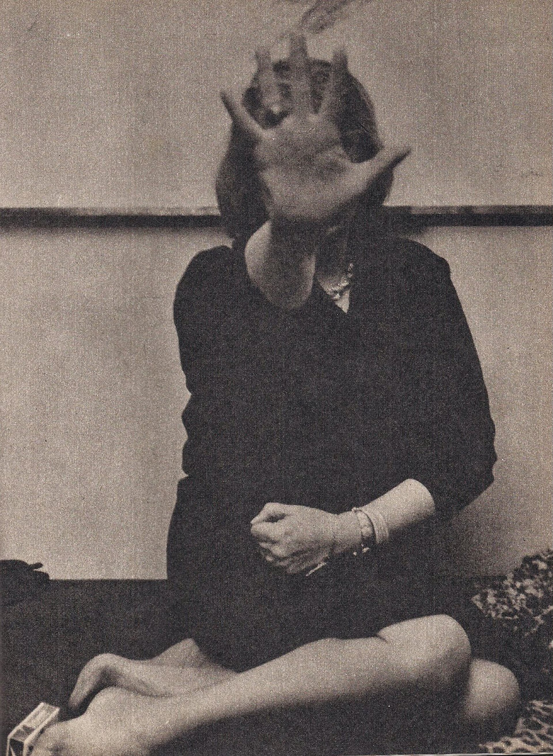 En contraposición al lugar central que ocupó su hermana mayor, Victoria, en los círculos intelectuales del siglo XX, Silvina escogió los segundos, terceros planos. La distancia y la introspección. Allí donde no alumbraba la luz podía disfrutar la más etérea y pura libertad