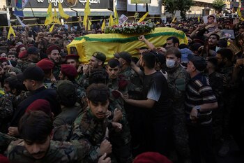 Miembros de Hezbollah llevan el