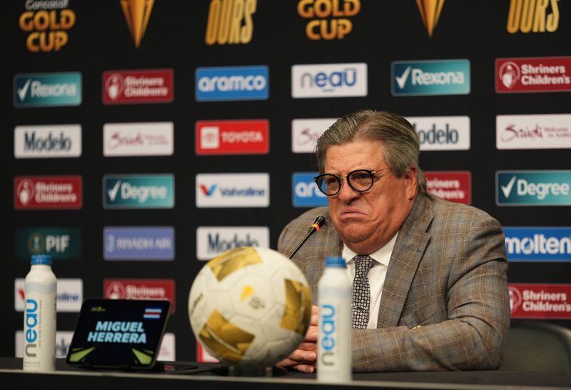 El director técnico Miguel Herrera habla en conferencia tras la derrota de Costa Rica ante Estados Unidos en los cuartos de final de la Copa Oro. Estadio U.S. Bank, Minneapolis, Minnesota, EEUU. 29 de junio de 2025.CREDITO OBLIGADO IMAGN IMAGES/Matt Blewett