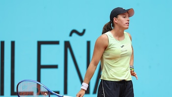 La española Kaitlin Quevedo cae