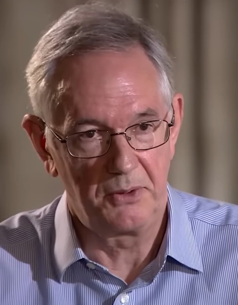 El pediatra John Gibbs reconoce el impacto emocional y la doble culpa tras la investigación y juicio contra Letby (Captura de video)