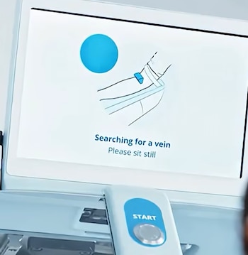 Pantalla digital con una ilustración de un brazo, el texto en inglés Searching for a vein y un panel inferior con el botón START