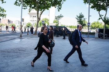 15/06/2026 La asesora de Begoña Gómez en Moncloa, Cristina Álvarez a su llegada a los Juzgados de Plaza de Castilla, a 15 de junio de 2026, en Madrid (España). El juez Juan Carlos Peinado ha citado este lunes a Begoña Gómez, esposa del presidente del Gobierno, Pedro Sánchez, a una audiencia preliminar a la que tiene "obligación de comparecer" y a la que también han sido convocados su asesora Cristina Álvarez y el empresario Juan Carlos Barrabés, los otros dos investigados en el 'caso Begoña Gómez'.
POLITICA
Matias Chiofalo - Europa Press