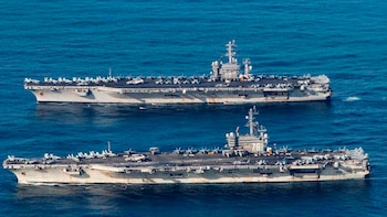 El portaaviones USS Nimitz (arriba)