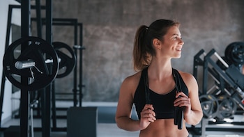 Sentadilla ‘goblet’, un ejercicio ideal para fortalecer los glúteos y ganar masa muscular en las piernas