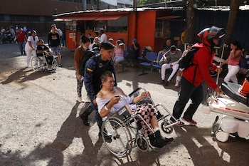 Los pacientes son evacuados de un hospital tras el terremoto que azotó Cali, Colombia, el lunes 10 de agosto de 2026- crédito Santiago Saldarriaga/AP