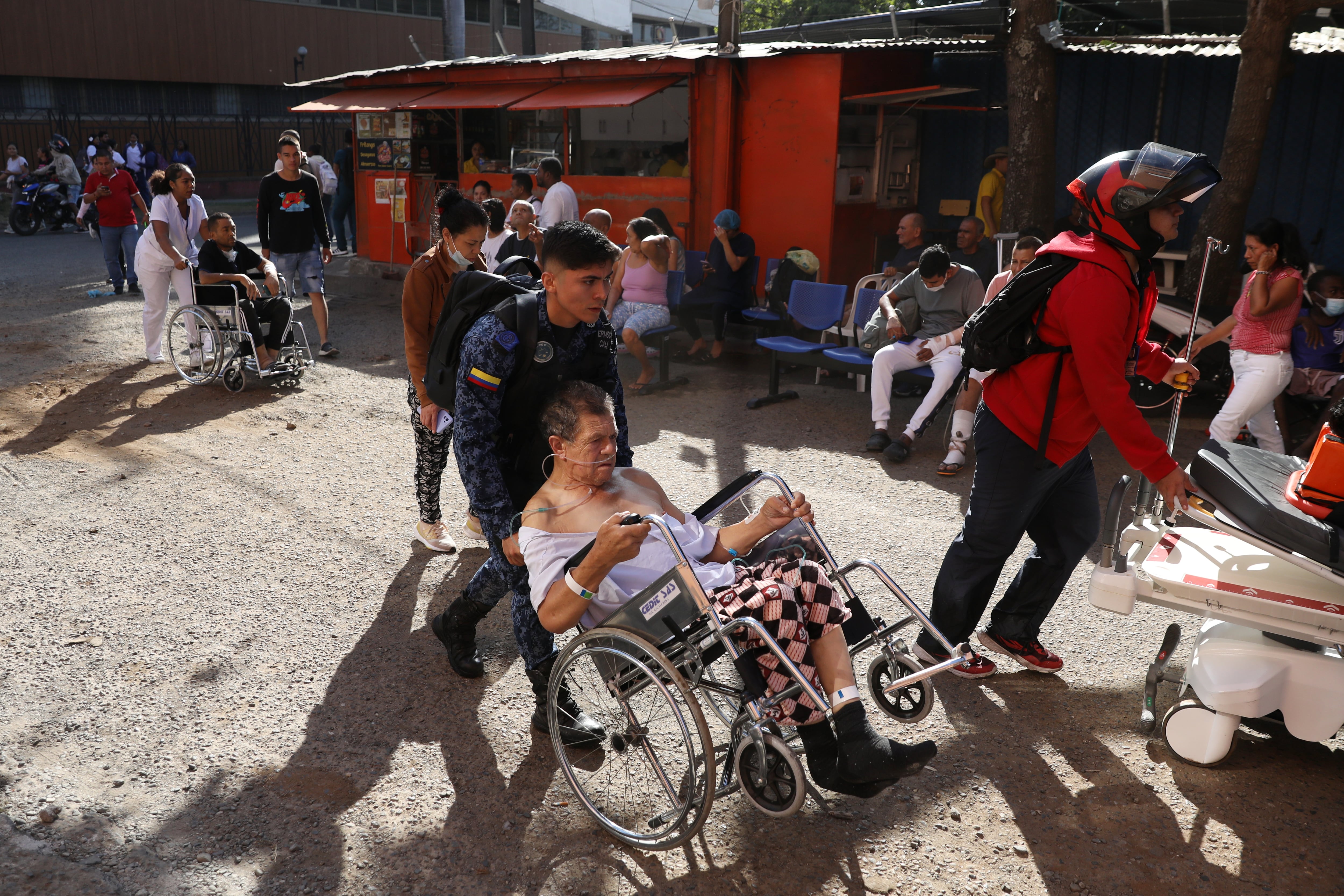 Los traumatismos en la cabeza con vómito persistente, alteraciones visuales, dificultad para hablar o pérdida de fuerza son signos de alarma después de un sismo - crédito Santiago Saldarriaga/AP