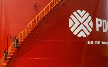 Trabajadores de la refinería camina