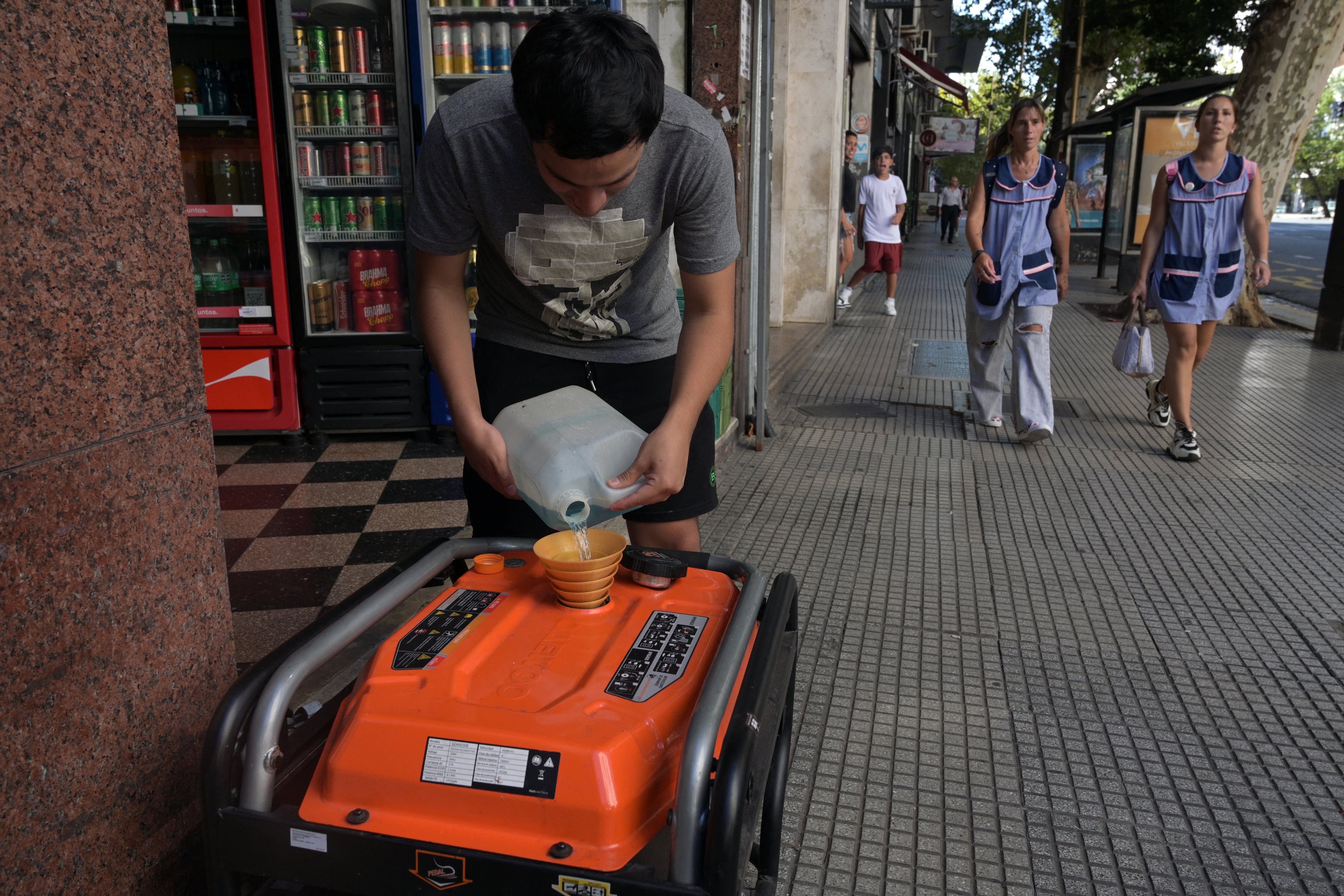 Las distribuidoras reportan que la normalización avanza en diferentes etapas a lo largo del día (AFP)