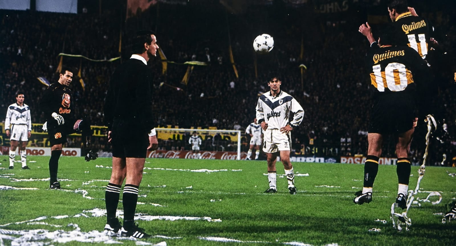 Chilavert, a despecho de sus potentes remates, acarició la pelota en este tiro libre, convirtiendo un golazo contra Navarro Montoya