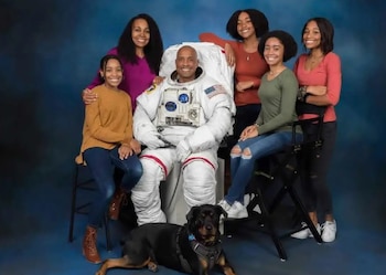 Victor Glover enfatizó que la Tierra permite la existencia conjunta de la humanidad en medio del vacío cósmico. Además, le envió un saludo a su esposa (NASA)